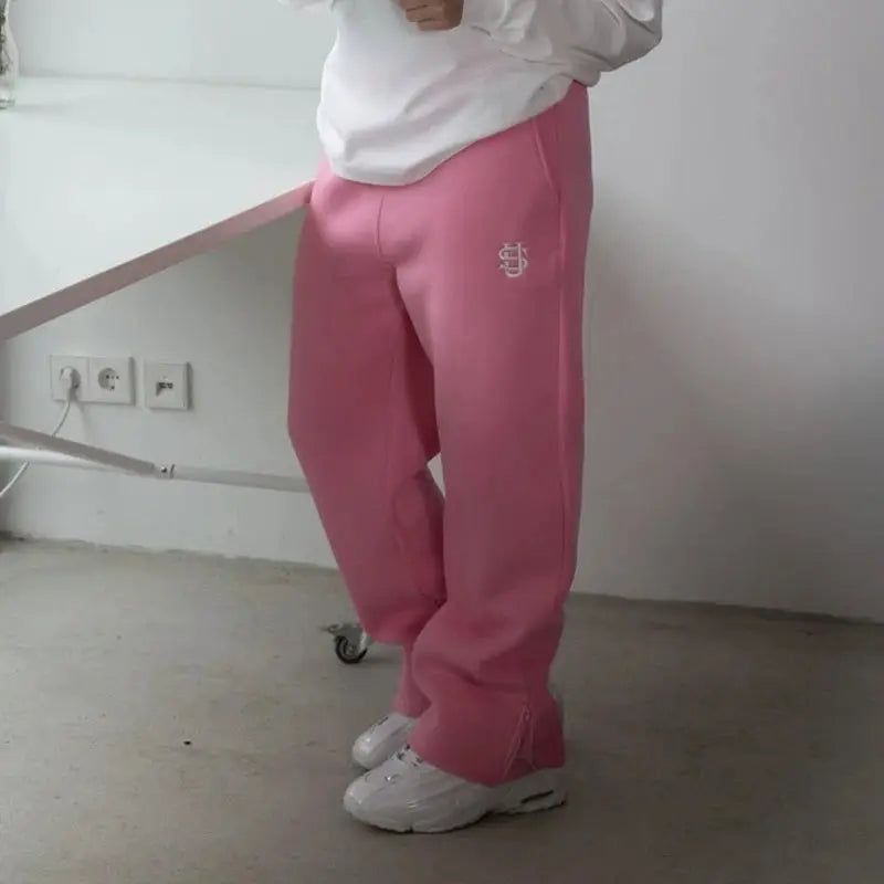 Pink Simples Market high-waist sweatpants with logo on thigh, casual jogger-style trousers.