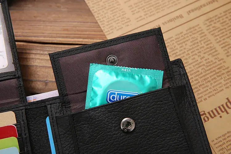 Simples Market black genuine leather men's wallet with card slots and cash pocket.