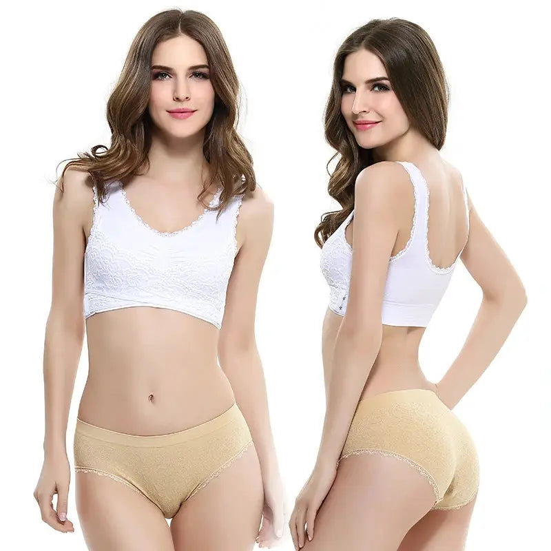 Two-piece lingerie set: white lace sports bra and beige seamless panties, Simples Market.
