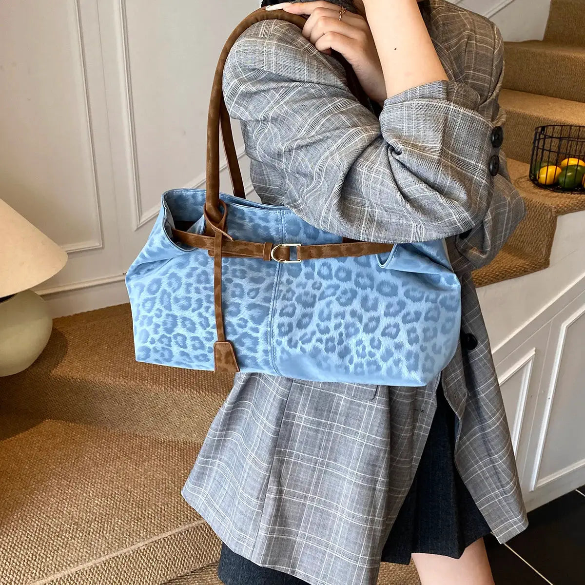 Leopard-print blue PU leather shoulder bag with brown handles by Simples Market