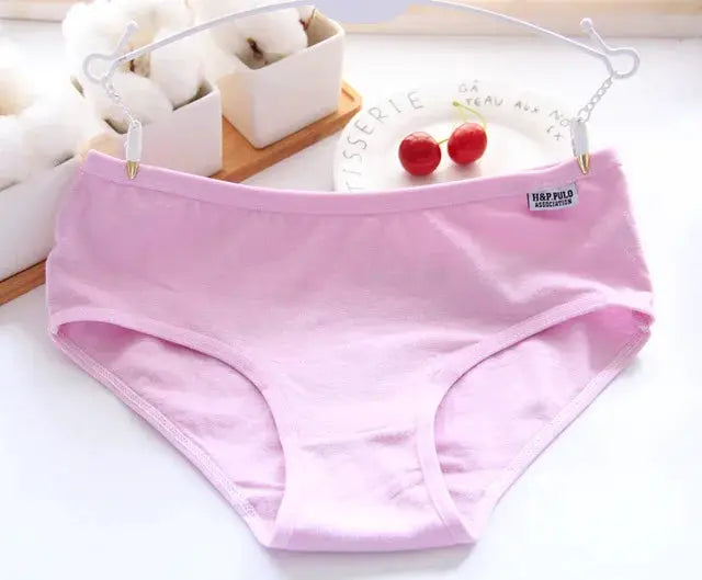 Panties for women by Simples Market; light pink cotton briefs, breathable and soft underwear.