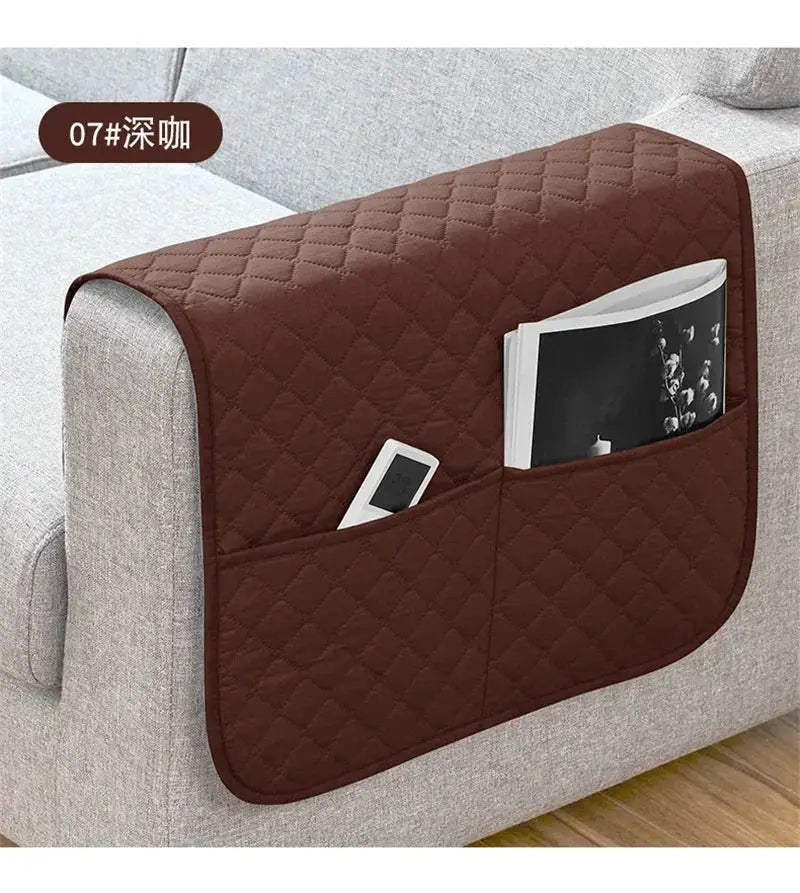 Sofa armrest cover with pockets by Simples Market; brown quilted, water-repellent fabric.