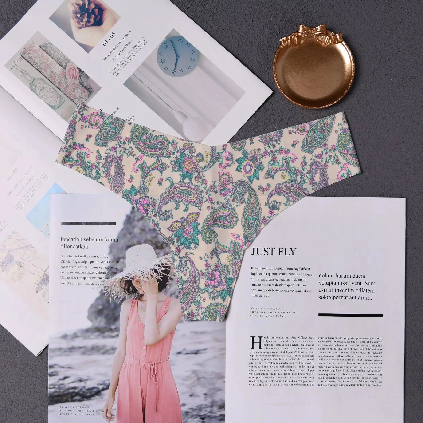 Women ruffles underwear product layout; Simples Market lingerie listing amid magazines, a paisley envelope and bronze coin purse