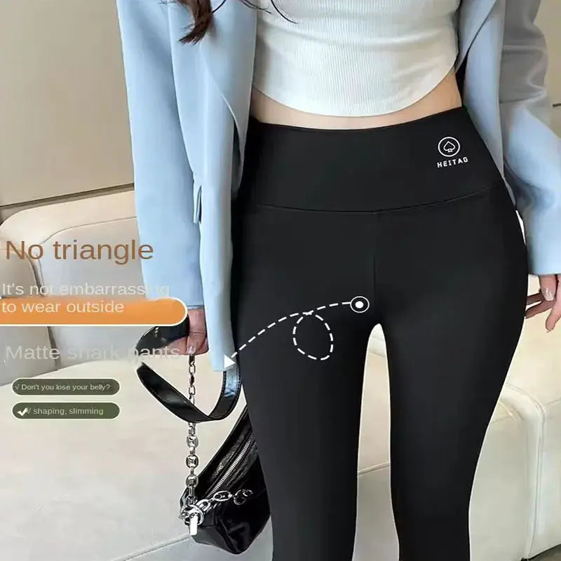 High-waisted black yoga leggings with HEITAG logo by Simples Market.