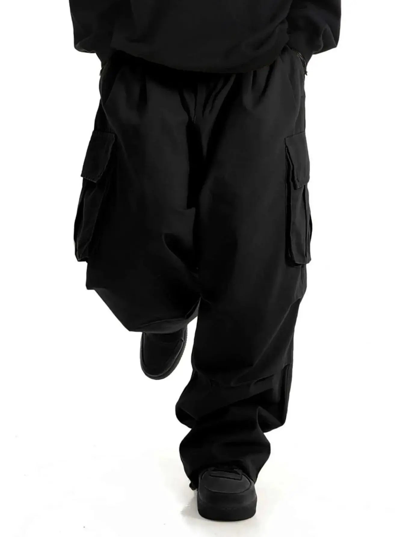 Plus-size men's workwear cargo pants by Simples Market, black wide-leg cargo trousers with pockets