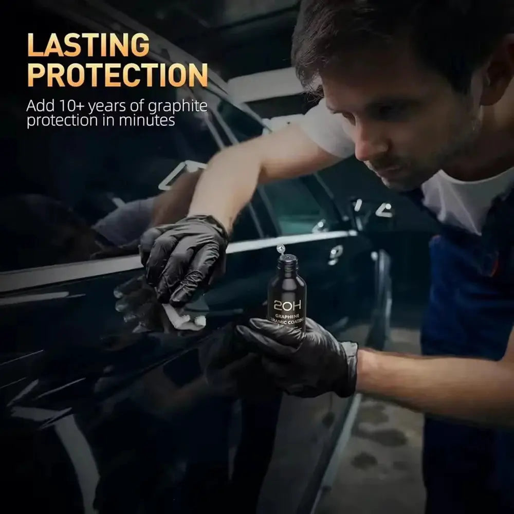 20H graphene ceramic coating bottle by Simples Market held by a professional car detailer on a dark car.