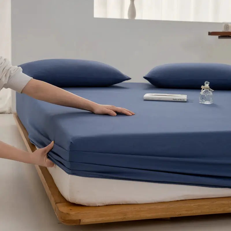 Soft cotton fitted sheet by Simples Market, blue with elasticized edges