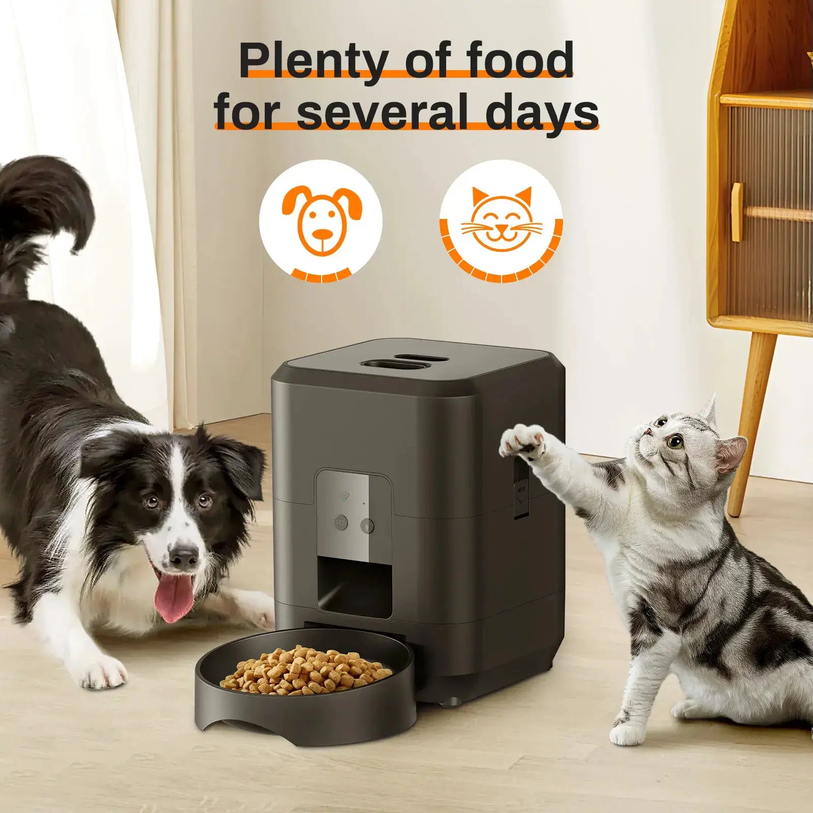 Smart automatic pet feeder by Simples Market in dark gray with a food bowl; dog and cat nearby indoors.