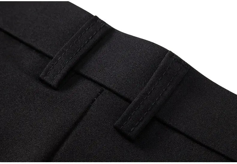 Simples Market men's stretch Bermuda shorts in black with belt loops; quick-dry fabric.