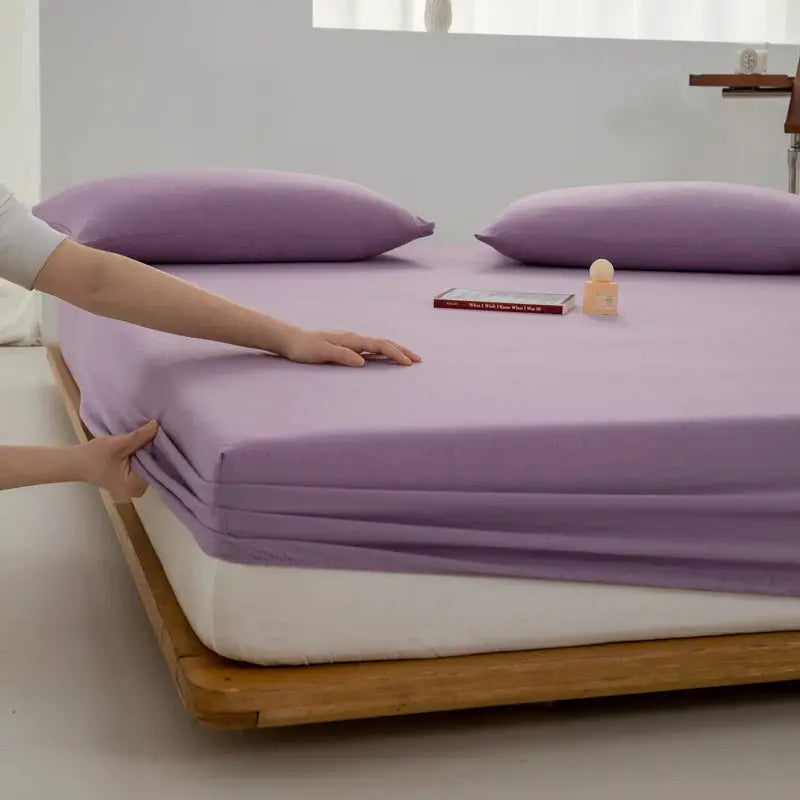Soft cotton fitted sheet by Simples Market in lavender with elastic band