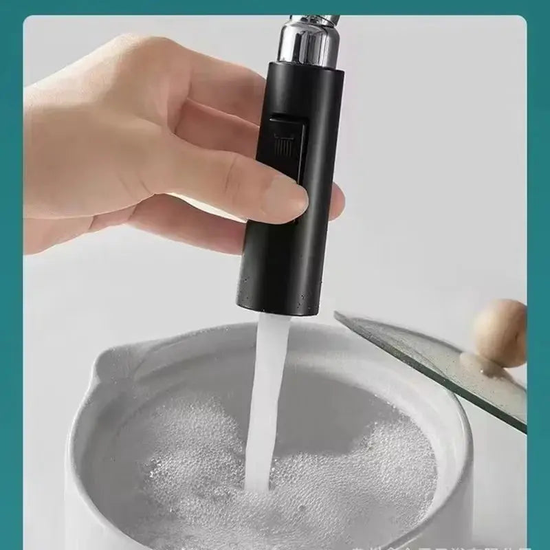 Simples Market kitchen pull-out spray head, black handheld faucet sprayer with water stream.