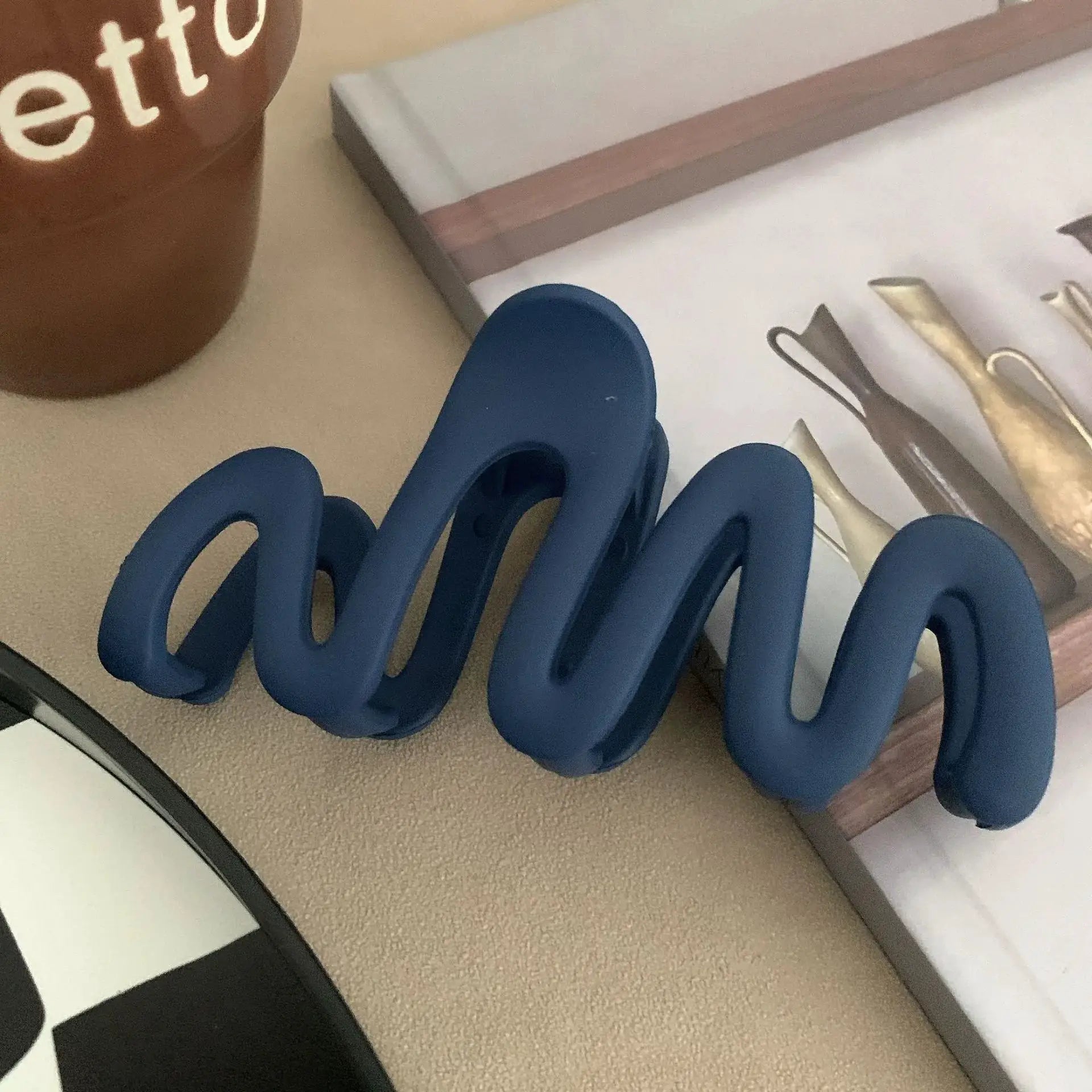 Trendy Matte Curve Hair Claw Clip Large Shark Crab Clip For Women With Secure Hold For Back Of Head Styles