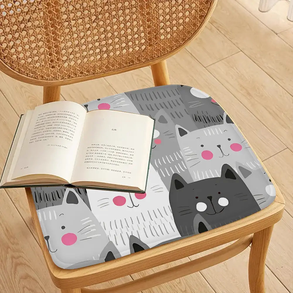 Chair cushion 45x45cm with cartoon cat pattern; gray tones, breathable fabric, Simples Market.