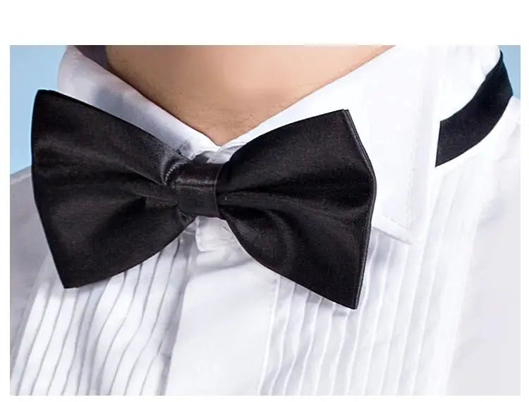 Men's white winged-collar dress shirt with black bow tie and pleated front, Simples Market