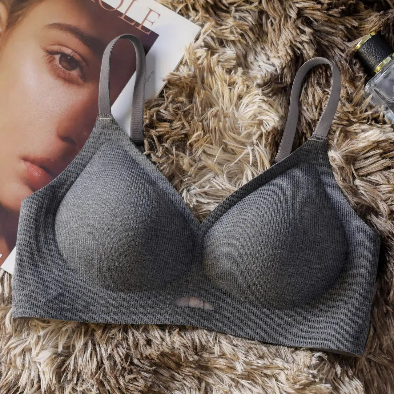 Sexy seamless wire-free push-up sports bra by Simples Market; grey ribbed fabric with hollow cutout