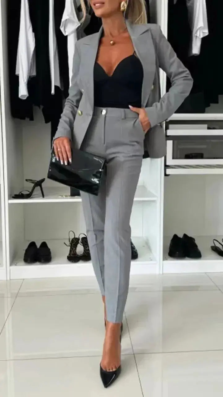 Two-piece women's gray blazer and trousers suit with black V-neck top and black clutch, Simples Market