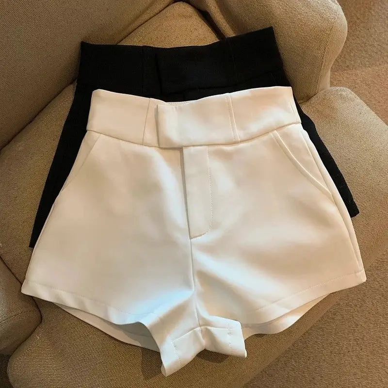 Two women's high-waisted shorts set in white and black, Mooyufon design, Simples Market