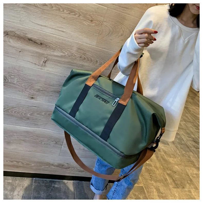 Duffel gym bag in green with tan handles and detachable shoulder strap by Simples Market