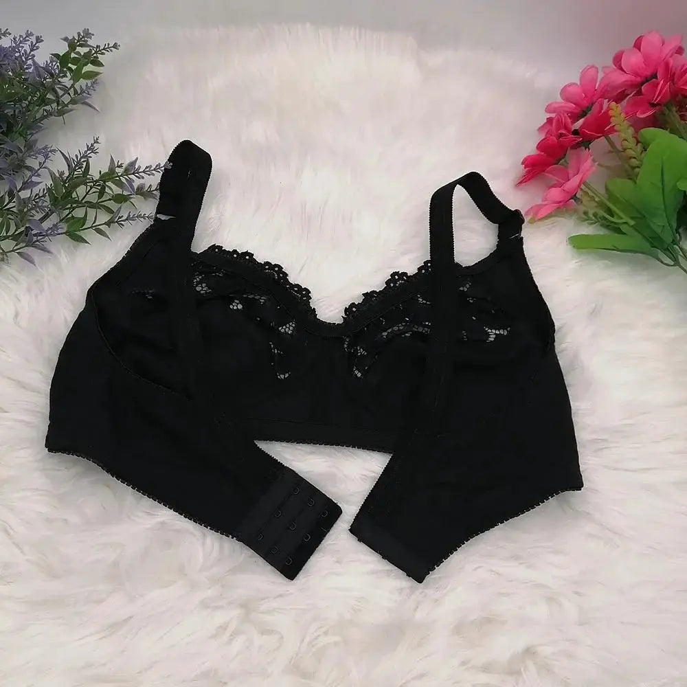 Simples Market black wire-free bra with lace cups, adjustable straps and back hook closure.