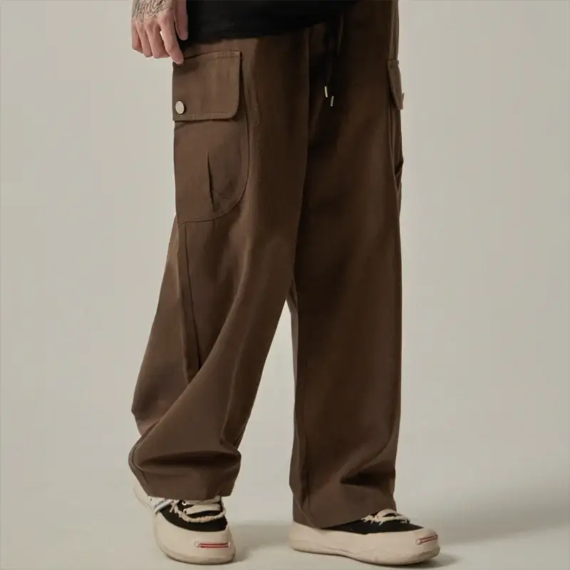 Simples Market men's brown cargo sweatpants with drawstring waist, wide-leg fit and large buttoned pockets