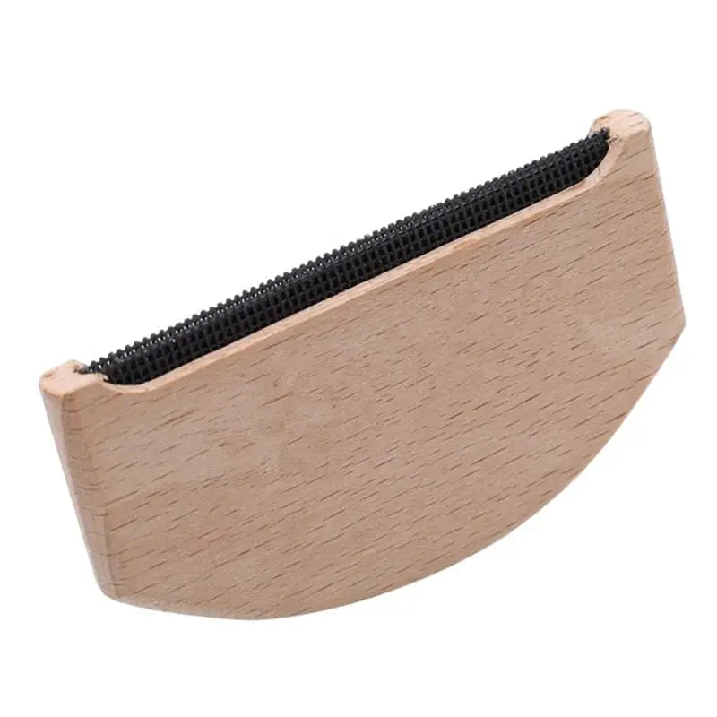 Wooden lint remover comb by Simples Market, portable manual fabric shaver with curved wooden body.