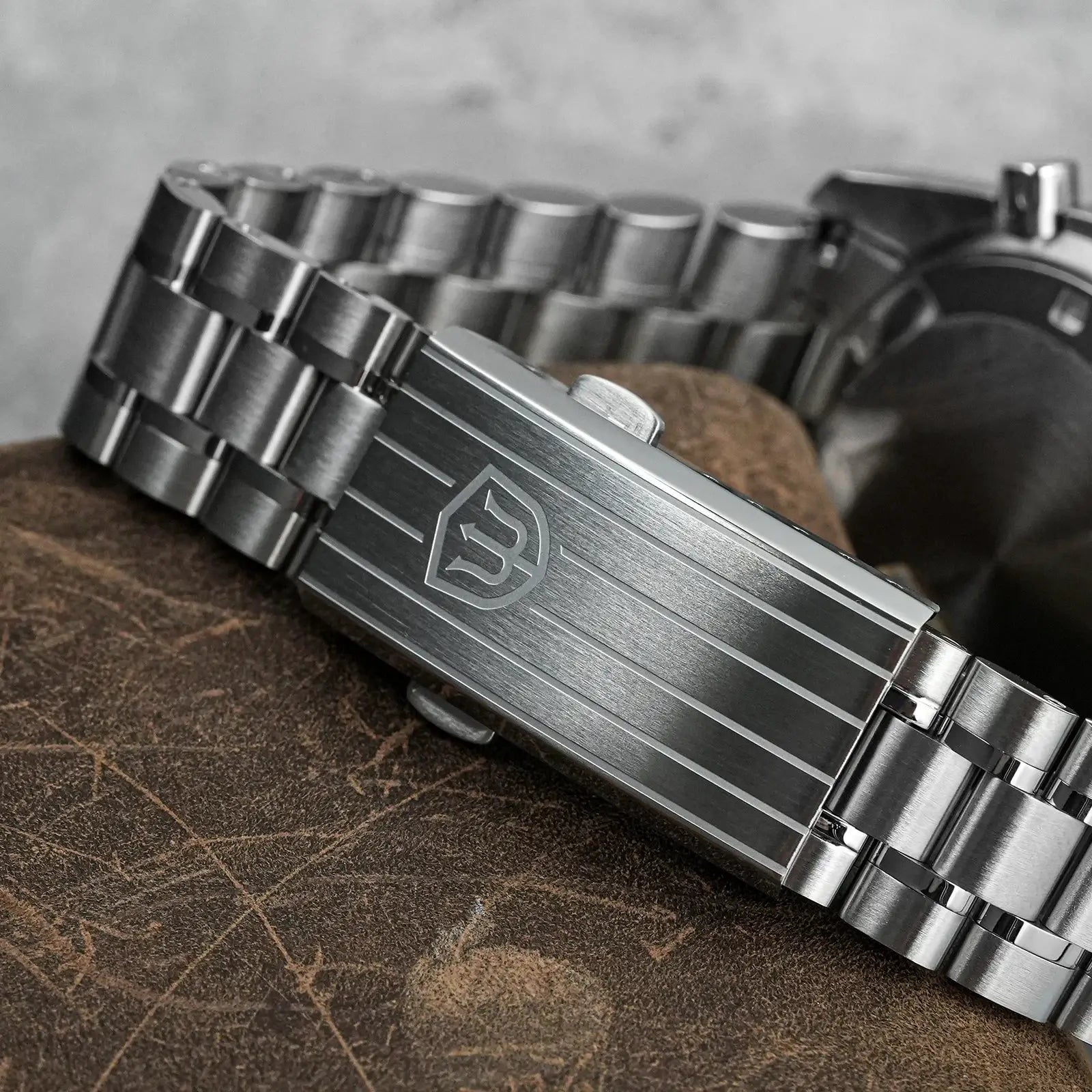 Simples Market Watchdives WD1863 stainless steel watch with brushed bracelet and engraved clasp logo