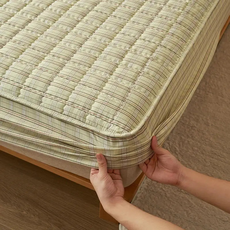 Quilted plaid mattress protector Simples Market in green-beige, antibacterial and breathable with elastic edges
