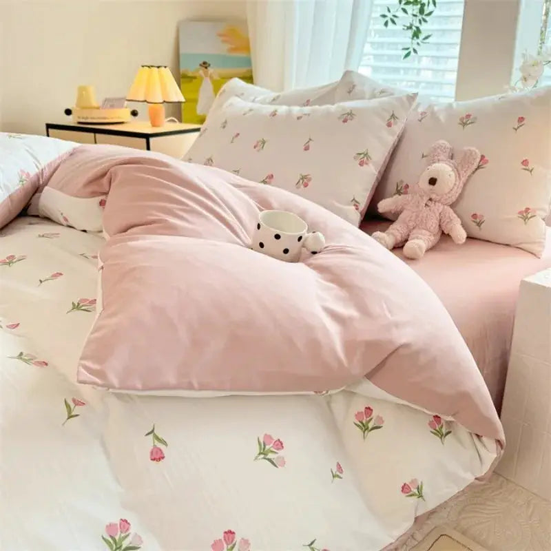 Tulip simple three-piece bedding set with pink quilt cover and two tulip-patterned pillowcases.