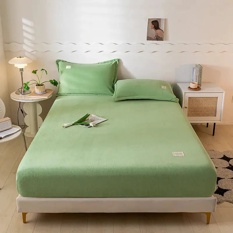 Velvet thermal mattress cover in green on a queen-size bed with matching green pillows, Simples Market