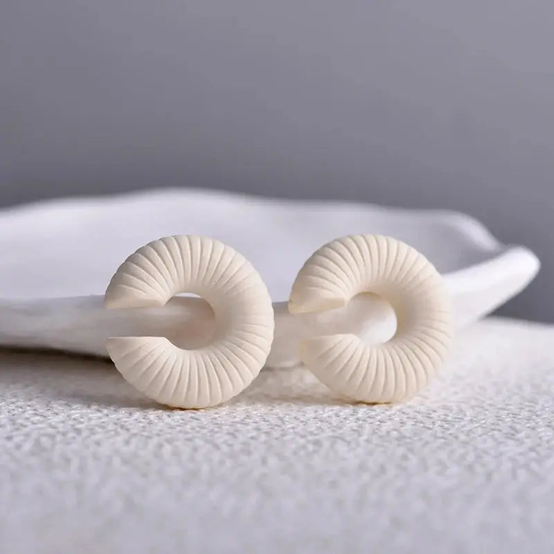 ClipCharm Simple Round Circle Clip Earrings For Women No Piercing C Shape Acrylic Lightweight Colorful Ear Cuffs