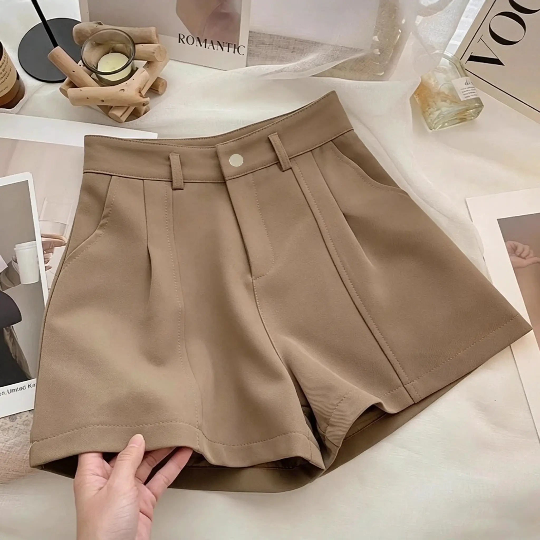 Casual women’s beige A-line shorts with high waist and belt loops, Simples Market