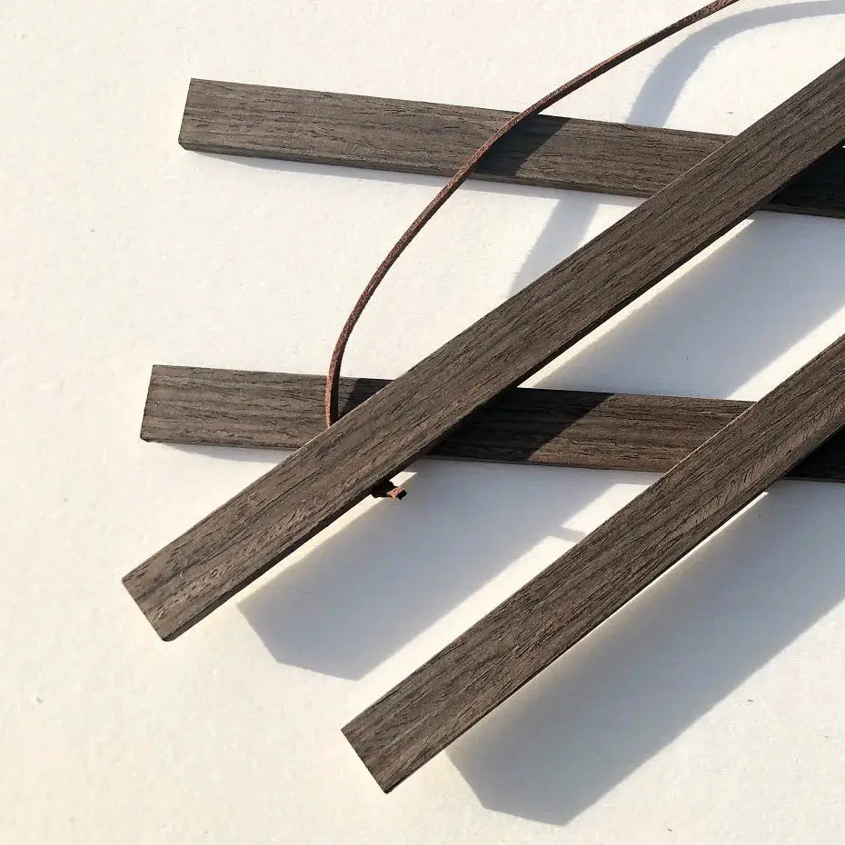 Magnetic painting frame in dark teak-pine wood with leather hanging cord