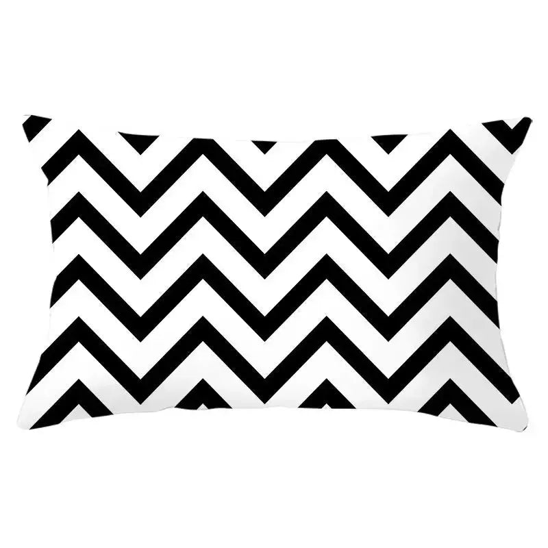 Rectangular pillowcase with black chevron geometric pattern on white, polyester, 30x50cm, Simples Market.