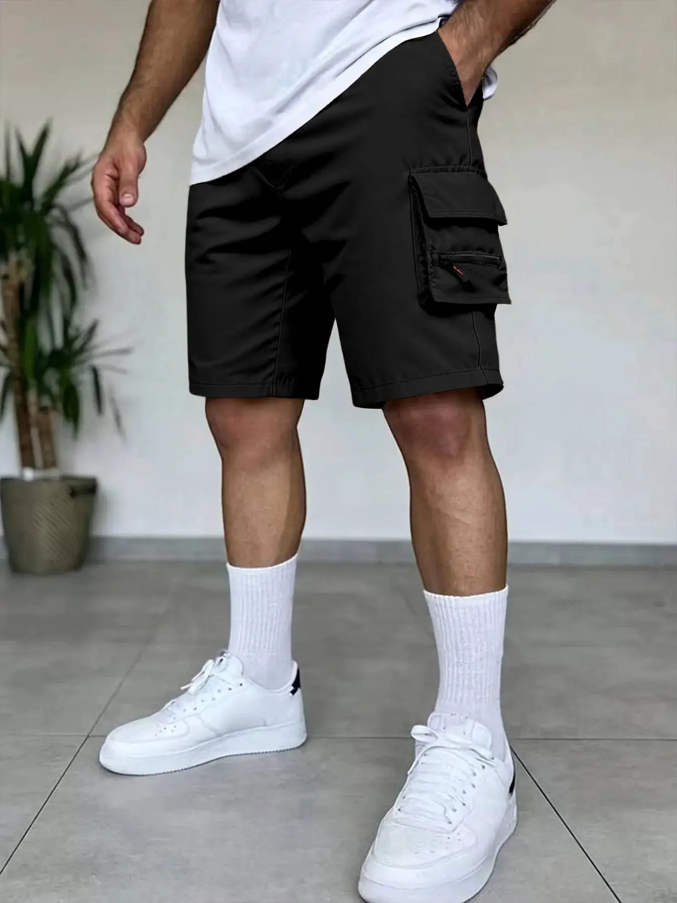 Summer men's cargo shorts by Simples Market, black loose-fit with elastic waist and multiple pockets.