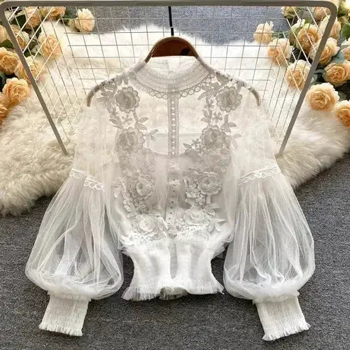 White lace puff-sleeve blouse with floral embroidery by Simples Market