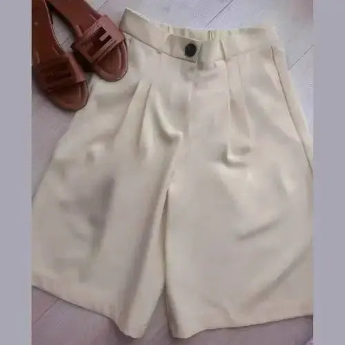 Ladies high-waist cream shorts with front pleats and one-button waist by Simples Market