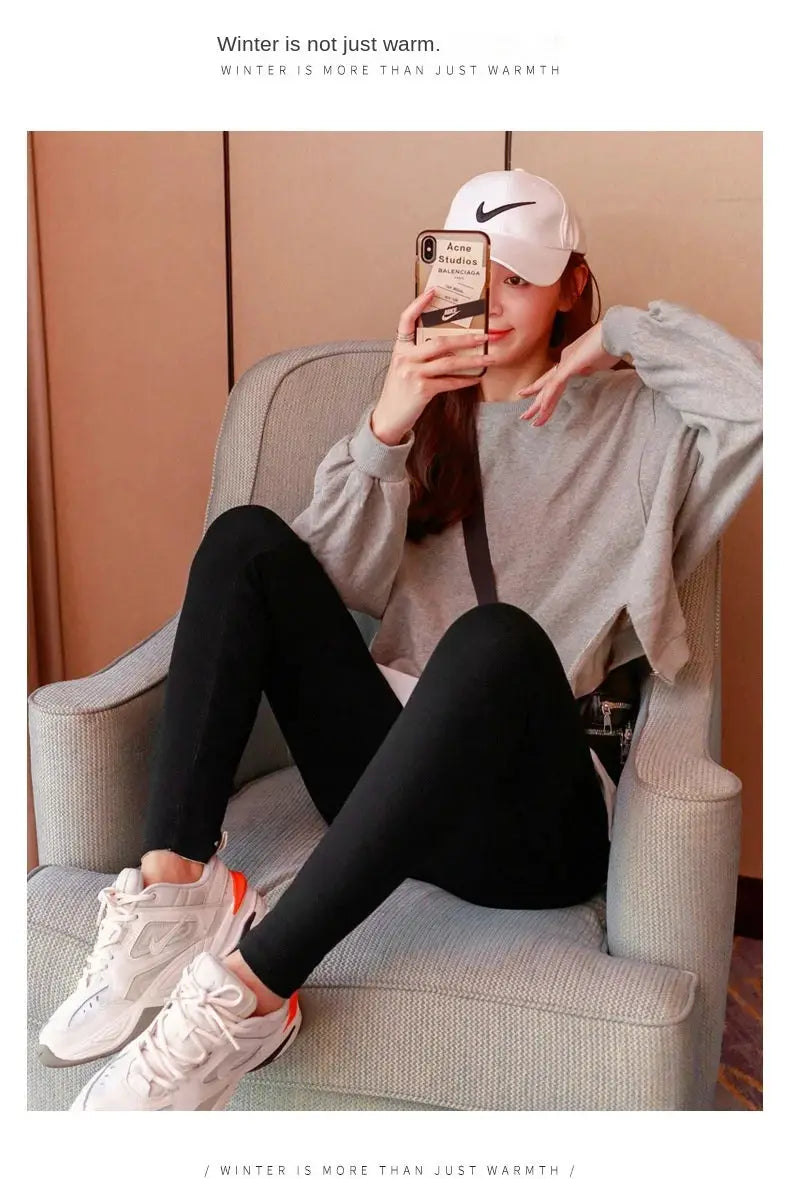 Winter warm leggings for women by Simples Market; black high-stretch thermal pants