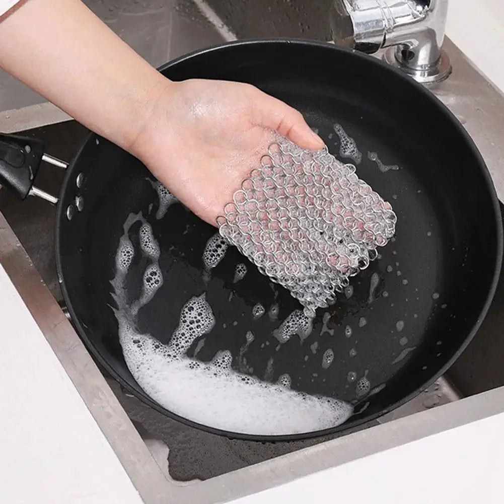 Stainless steel chain-mail scrubber for cast-iron pans by Simples Market