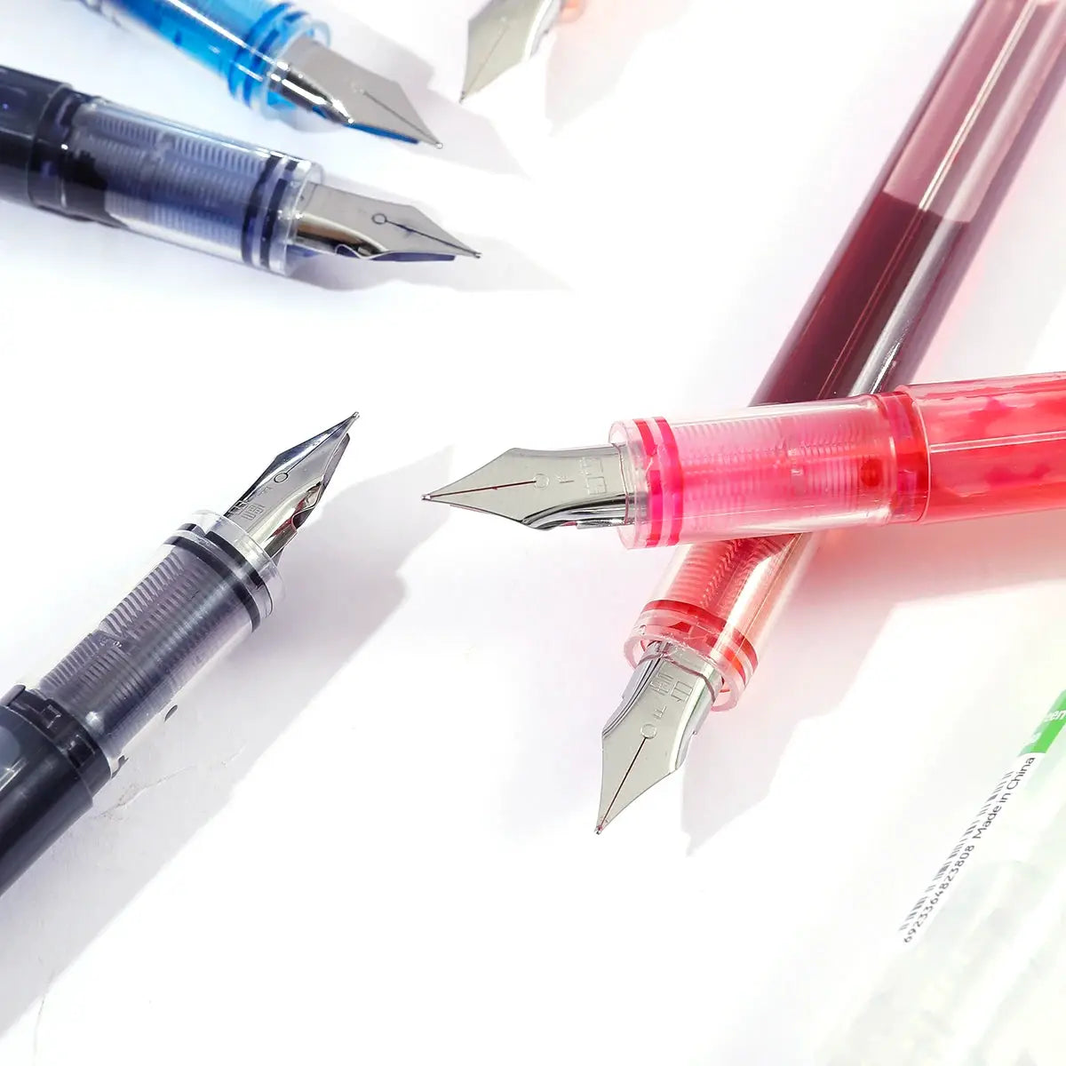 Large-capacity disposable fountain pens with multi-color translucent bodies and exposed nibs