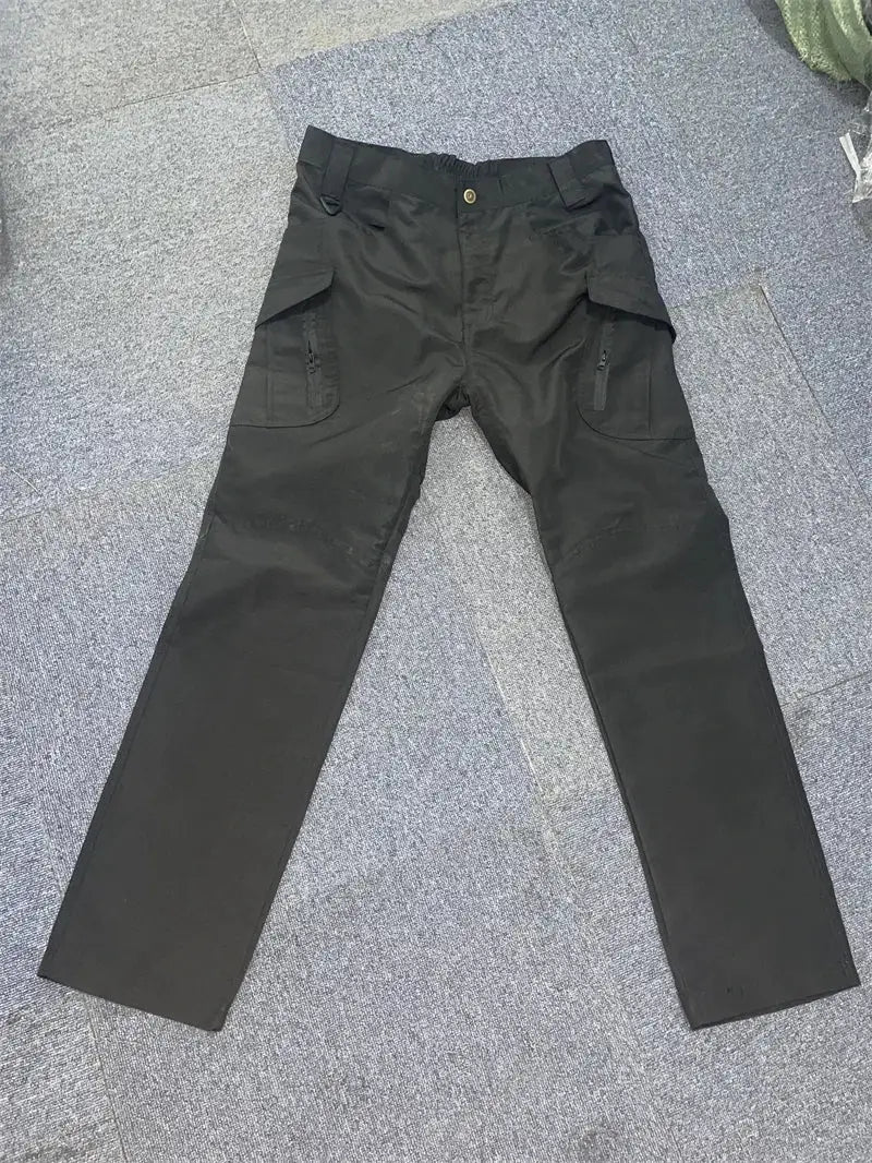 Men's black cargo pants by Simples Market with multiple pockets and zippered side pockets; belt loops, waterproof.