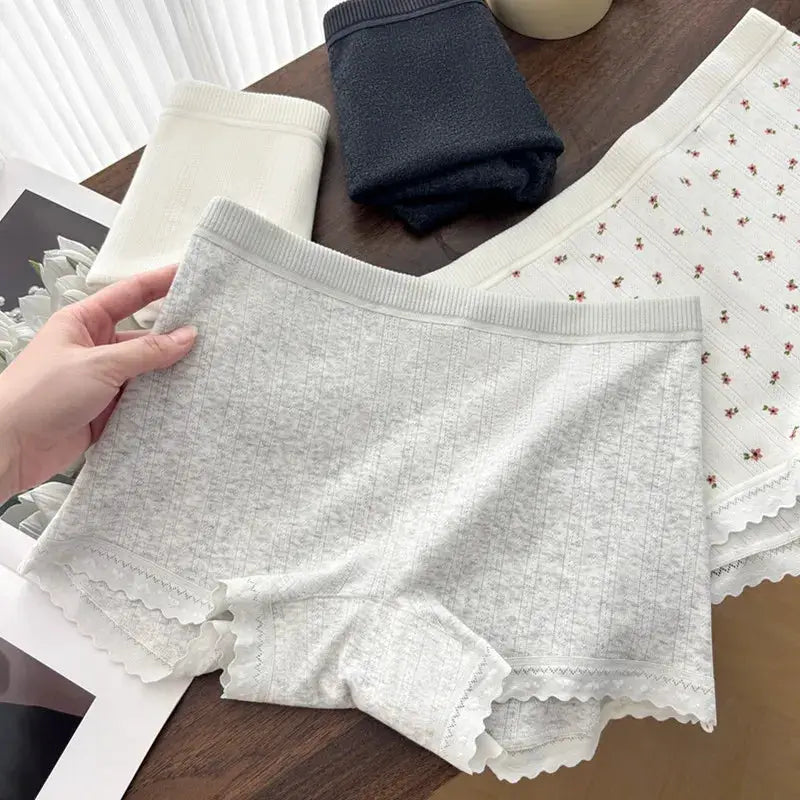 Simples Market 3-pack women's mid-waist lace-trim panties in white, light gray, navy
