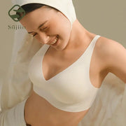 Seamless white Sujiin wireless bralette with V-neck and light padding, by Simples Market.