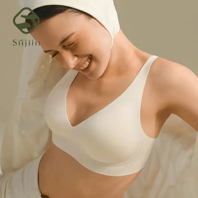 Seamless white Sujiin wireless bralette with V-neck and light padding, by Simples Market.
