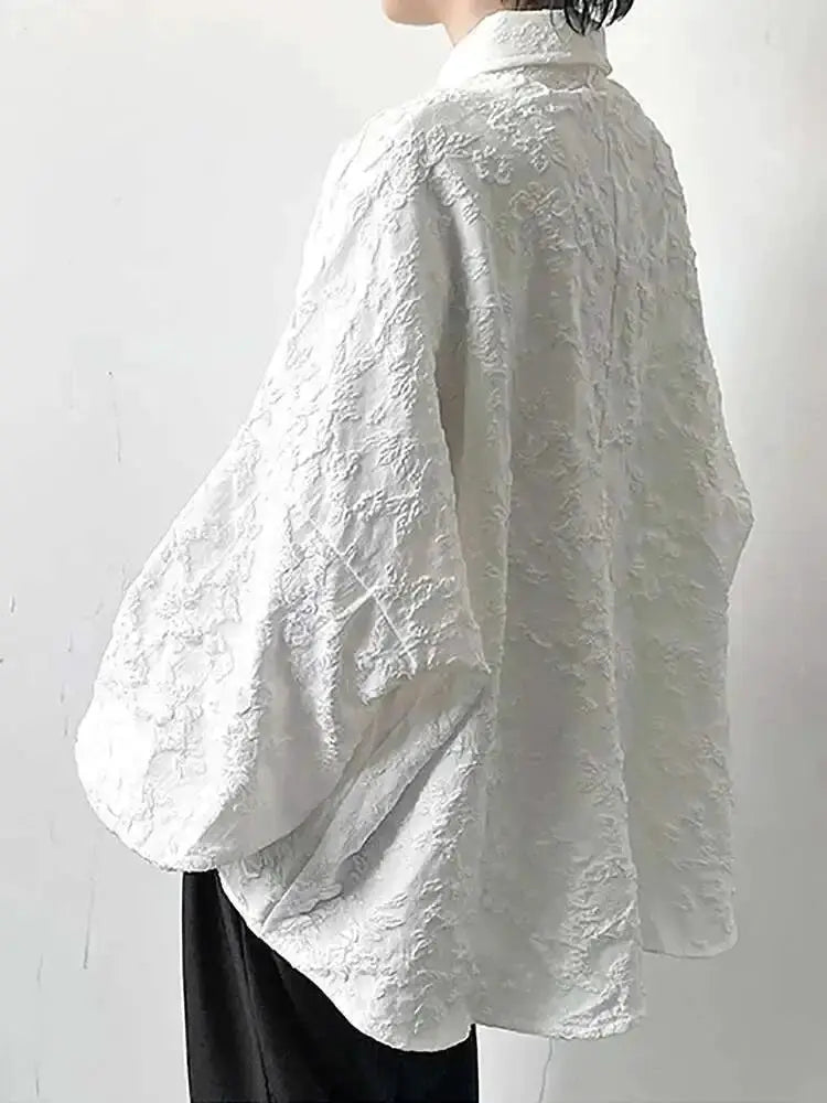 Jacquard shirt in white with crumpled texture, bat-wing sleeves and turn-down collar, loose casual top.