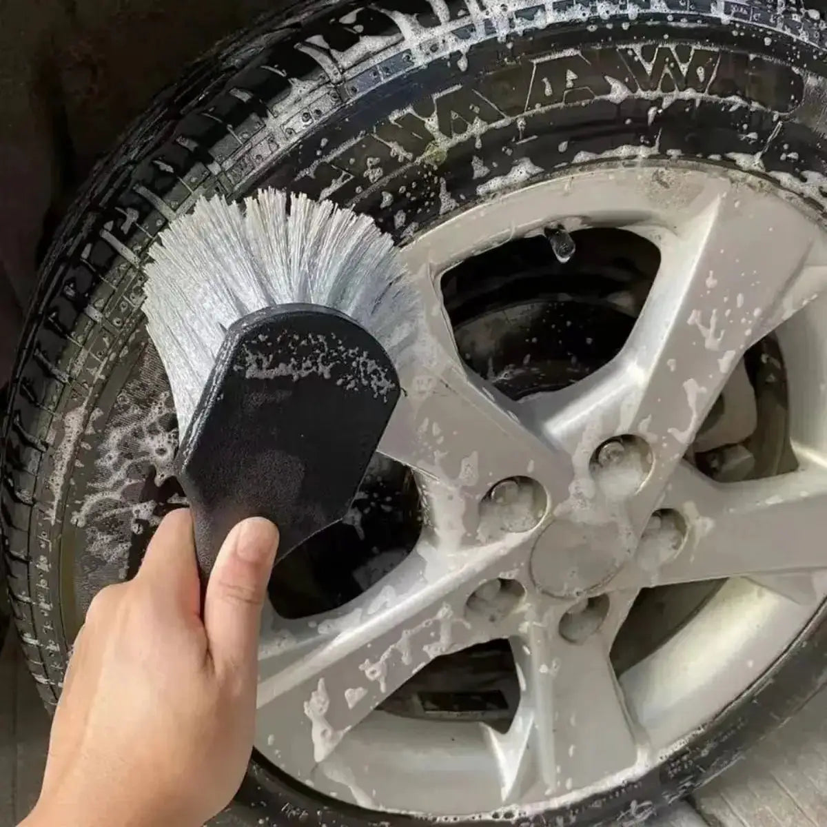 Simples Market car wheel cleaning brush with short black handle and white bristles for rims