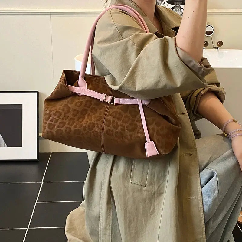 Leopard print PU leather shoulder bag with pink handles and strap by Simples Market.