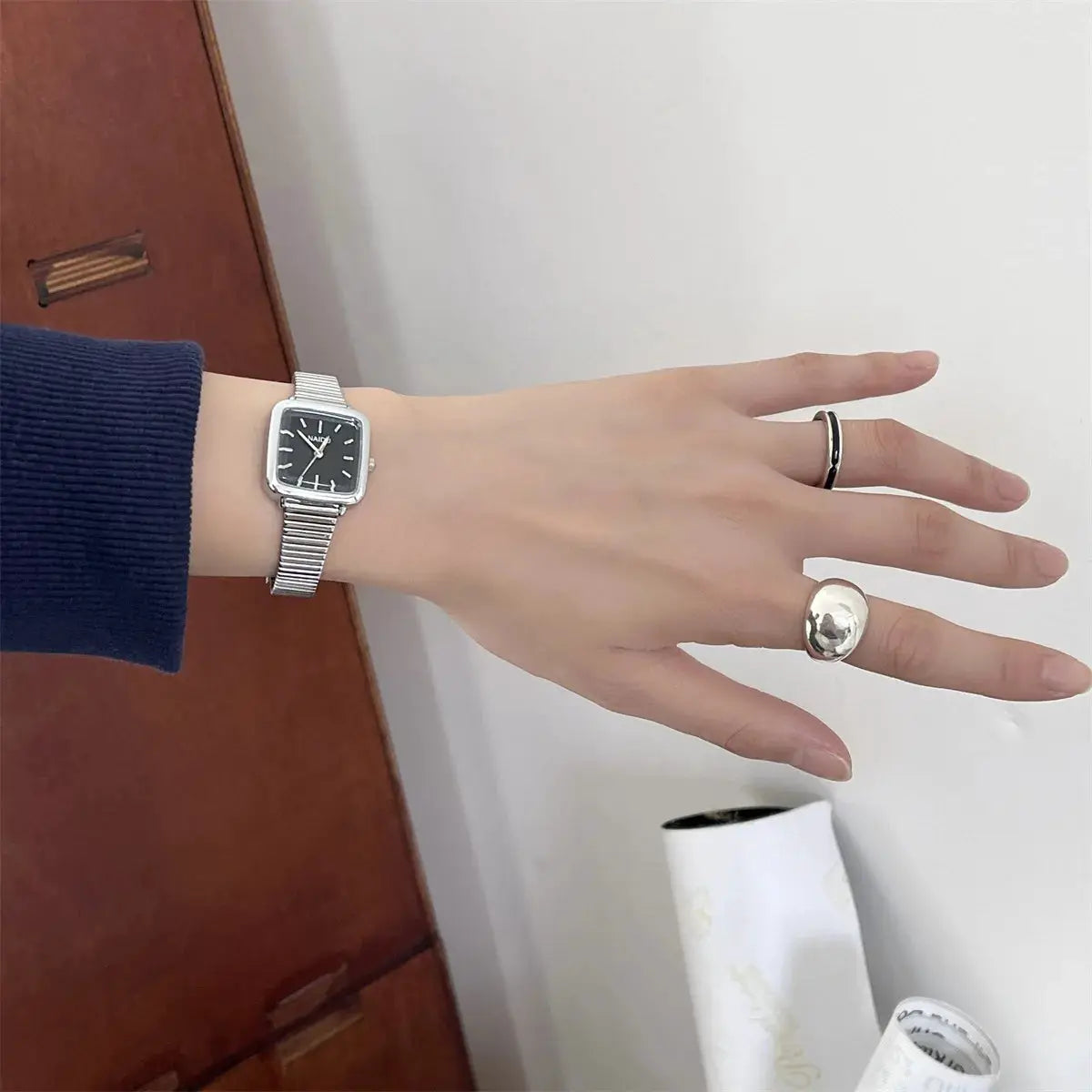 Simples Market quartz women's wristwatch with square black dial and stainless steel strap