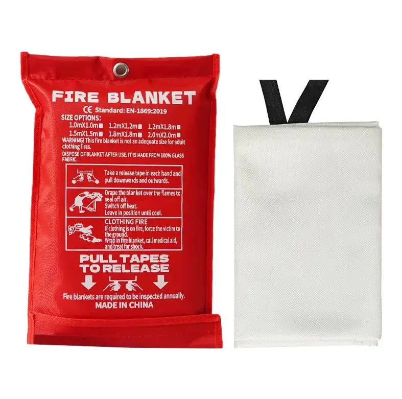 Two-piece emergency fire blanket set by Simples Market; red pouch and white fiberglass blanket for home kitchen safety