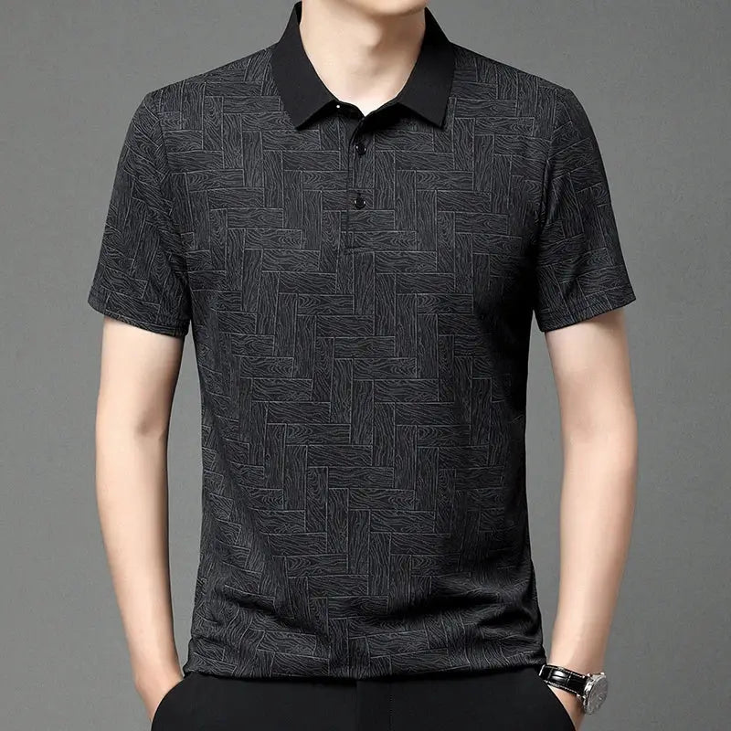 Simples Market men's polo shirt in charcoal with geometric pattern and short sleeves.