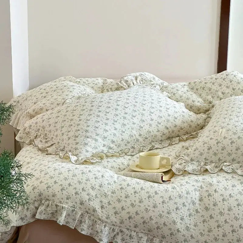 3-piece floral bedding set with ruffle-edge duvet cover and pillowcases in cream cotton